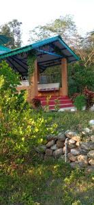 Corbett Nature Retreat外面的花园