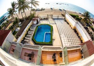 an aerial view of a resort with a swimming pool at Brisotel - Beira Mar in Luanda