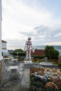 Eine Statue einer Frau im Badeanzug, die auf einer Terrasse steht. in der Unterkunft Chartfield Guesthouse in Kalk Bay