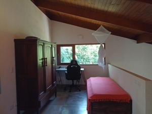 Pokój z biurkiem, oknem i krzesłem w obiekcie Casa da Praia do Félix w mieście Ubatuba
