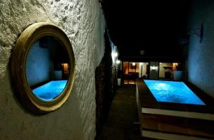 lustro na ścianie z dwoma basenami w obiekcie Charming villa in Santa Elena with private poolEL w mieście Santa Elena
