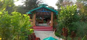 Corbett Nature Retreat外面的花园