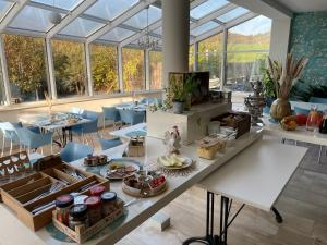 Zimmer mit Tisch und Essen drauf in der Unterkunft Pension Freudenthal in Wandersleben