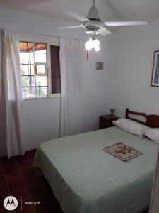 1 dormitorio con 1 cama y ventilador de techo en CASA QUINTA MOZART en Victoria