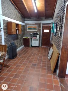 cocina con suelo de baldosa en una habitación en CASA QUINTA MOZART en Victoria