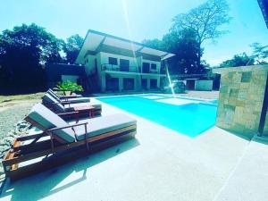 een huis met een zwembad voor een huis bij Villas Luna Africana by Palmer in Puerto Viejo