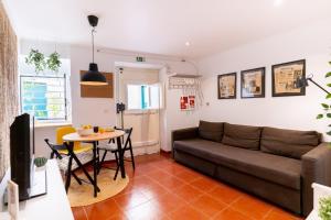 een woonkamer met een bank en een tafel bij Alfama Nest in Lissabon