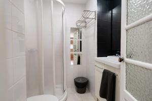 een badkamer met een douche, een toilet en een wastafel bij Alfama Nest in Lissabon