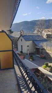 Vista generica sulle montagne o vista sulle montagne dall'interno dell'affittacamere