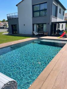 een zwembad voor een huis bij Villa de 4 chambres avec piscine privee jardin clos et wifi a Deyme in Deyme