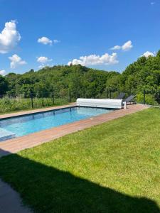 een zwembad in het midden van een grasveld bij Villa de 4 chambres avec piscine privee jardin clos et wifi a Deyme in Deyme