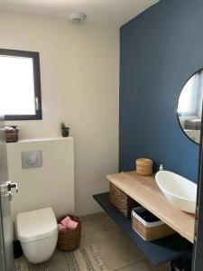 een badkamer met een wit toilet en een wastafel bij Villa de 4 chambres avec piscine privee jardin clos et wifi a Deyme in Deyme