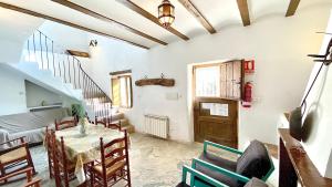 Habitación con mesa, sillas y escalera. en 8 bedrooms villa with private pool furnished garden and wifi at Taberno, en Taberno
