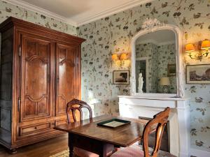 a dining room with a table and a mirror at Château de Picheny in Picheny