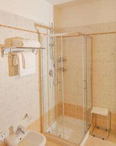 y baño con ducha y lavamanos. en Residence Besass, GTSGroup, en Tignale