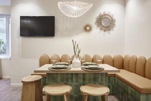 comedor con mesa y sillas en Residence Le Marais Beaubourg by Studio prestige, en París