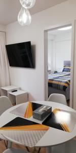 een kamer met een tafel, een bed en een spiegel bij Luksusowy Apartament Nad Zalewem in Serock