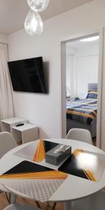 Televízia a/alebo spoločenská miestnosť v ubytovaní Luksusowy Apartament Nad Zalewem