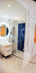 bagno con lavandino e specchio di Luksusowy Apartament Nad Zalewem a Serock