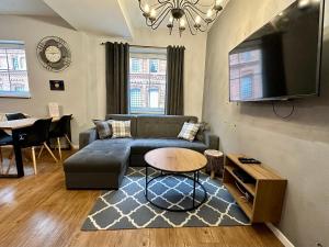 Televízia a/alebo spoločenská miestnosť v ubytovaní LuxApart Kalisz Loft