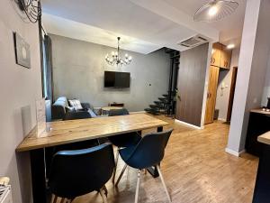 Televízia a/alebo spoločenská miestnosť v ubytovaní LuxApart Kalisz Loft