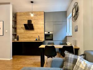 Kuchyňa alebo kuchynka v ubytovaní LuxApart Kalisz Loft