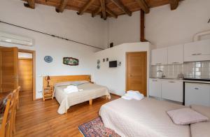 ファエンツァにあるCampanacci Agriturismoのベッド2台付きの部屋、キッチンが備わる部屋