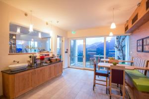 uma cozinha com um balcão e uma mesa com cadeiras em Hotel Alpenwelt Superior em Flachau