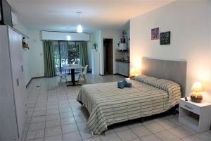 1 dormitorio con 1 cama y cocina con mesa en Alem PA4 Mendoza en Mendoza