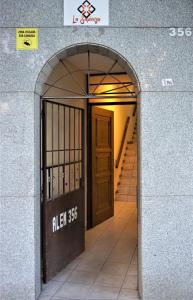Alem PA4 Mendoza في ميندوزا: مدخل لمبنى فيه باب وسلالم