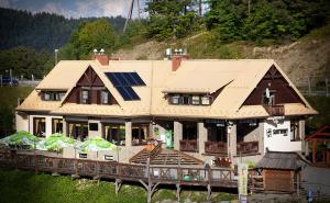 una casa con techo con una matriz solar. en Słotwiny Arena, en Krynica-Zdrój