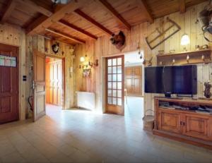 Televízia a/alebo spoločenská miestnosť v ubytovaní Villa spacieuse à Ax-les-Thermes avec piscine et spa