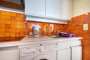 Kuchyňa alebo kuchynka v ubytovaní Appartement cosy à Cannes - 40 m² avec balcon et vue mer