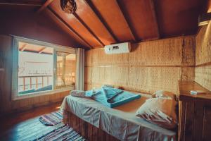 ein kleines Schlafzimmer mit einem Bett und einem Fenster in der Unterkunft Crazy Horse Camp in Nuweiba