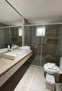 bagno con lavandino, doccia e servizi igienici di Pousada Telhado de Ouro a Campos do Jordão