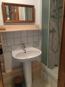 a bathroom with a sink and a shower at Gîte Dordogne Périgord in Hautefort