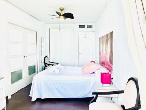 Posteľ alebo postele v izbe v ubytovaní Rentcostadelsol Malagueta Miramar