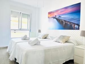 Posteľ alebo postele v izbe v ubytovaní Rentcostadelsol Malagueta Miramar