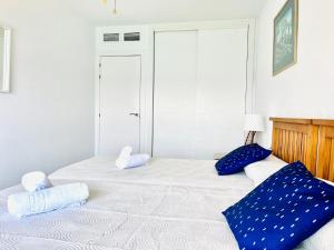 Posteľ alebo postele v izbe v ubytovaní Rentcostadelsol Malagueta Miramar