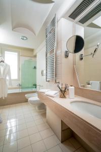 a bathroom with a tub and a toilet and a sink at Perugia Park Hotel in Perugia