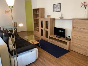 a living room with a bed and a tv at Ferienwohnung am Markt 2 in Annaberg-Buchholz