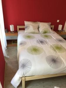 1 cama con 4 almohadas en el dormitorio en Le Cocon, en Luchon