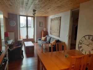 una sala de estar con una mesa y un sofá en Le Cocon, en Luchon