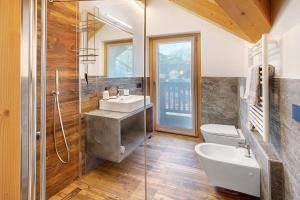 Un baño con lavabo, inodoro y ducha. en Olympic Chalet 12 13, en Bormio 21 fotos más