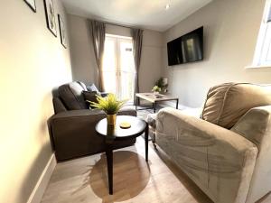 a living room with a couch and a table at Perfect for contractors 2 bedroom- 2 bathrooms- 4 single beds- free parking in Southampton