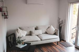 a white couch in a living room with a window at Schöne Wohnung Top Lage Köln Work & Relax & Travel in Frechen