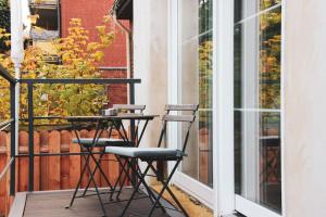 een balkon met 2 stoelen en een tafel op een veranda bij Schöne Wohnung Top Lage Köln Work & Relax & Travel in Frechen