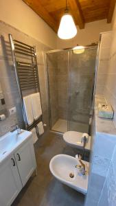 ein Badezimmer mit einem weißen Waschbecken und einer Dusche in der Unterkunft B&B Gronda Via Vandelli in Massa + 37 Fotos