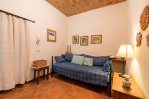 Villa La Tinaia Il Sole Verde في Bucine: غرفة معيشة مع أريكة زرقاء وطاولة