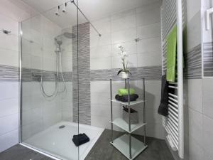 een douche met een glazen deur in de badkamer bij Ferienhaus SweetDreams in Bad Sachsa